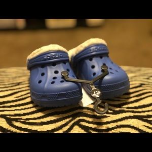 Toddler crocs. Size 6/7. Fur lined. Blue. New.
